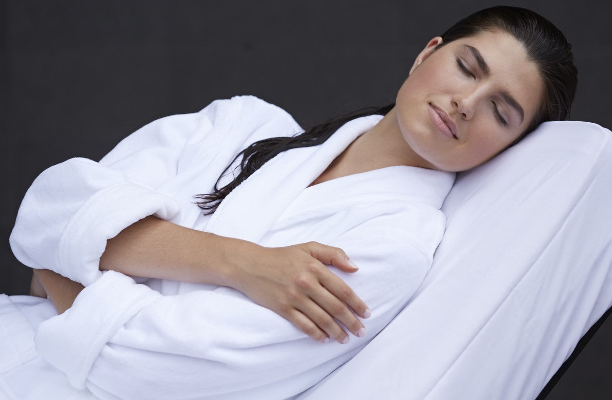 Comfort robe, relaxing on sheets